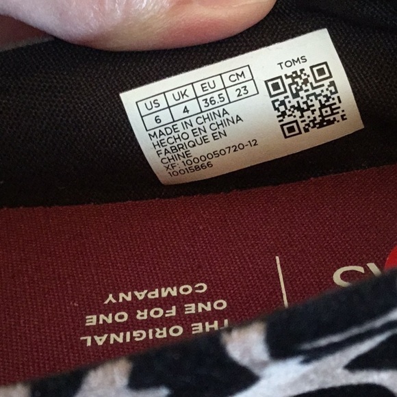 Tom’s loafers, slip on shoes. Black flocked leopard print, women’s size 6. NWT - Picture 14 of 16